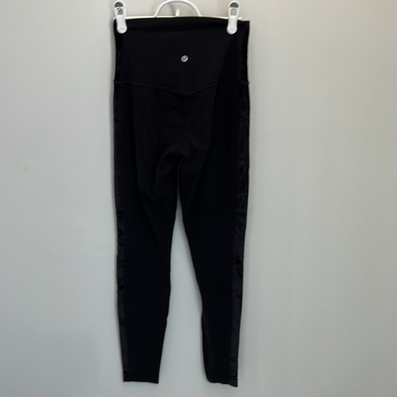 Sz 6 Align leggings with velvet accent - Picture 3 of 4
